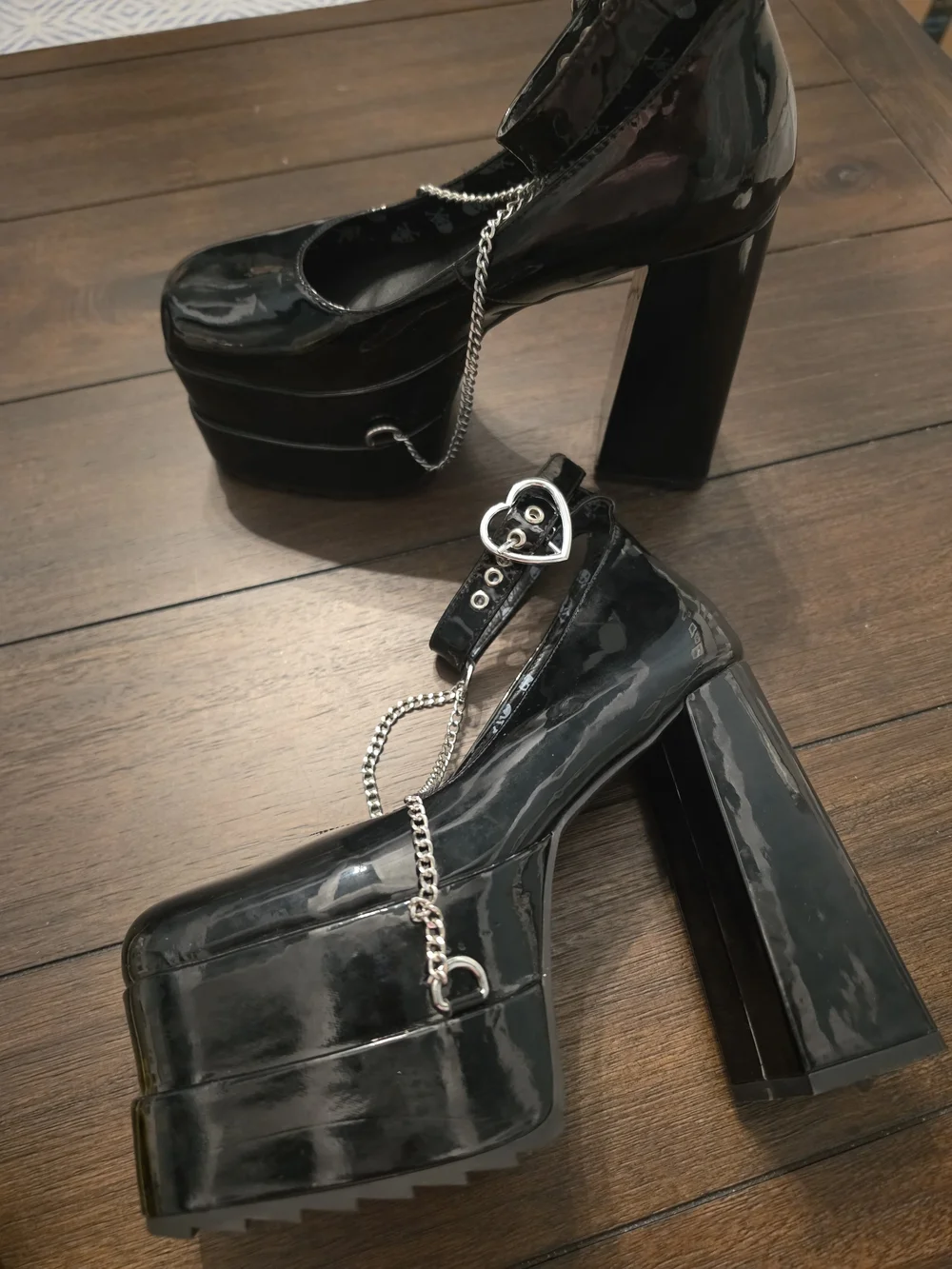 Lamoda glossy black